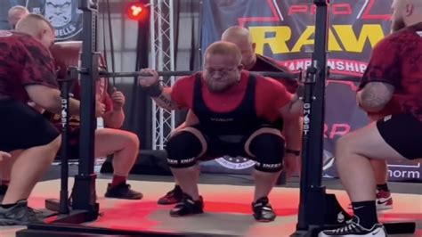 Powerlifter Joe Sullivan (100KG) Squats 848 Pounds。